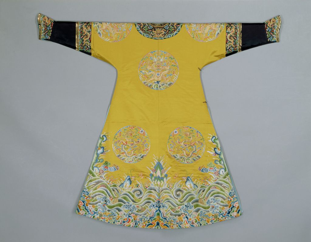 图片[2]-Fragrant Color Satin Embroidered Eight Tuan Water Pattern Python Robe-China Archive
